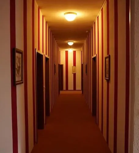 Mit Bademantelgang *