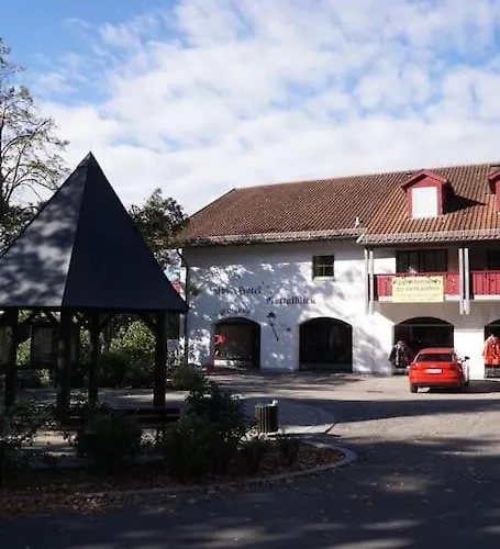 Mit Bademantelgang *